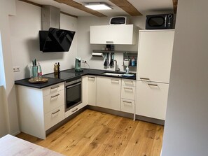 Refrigerador, horno, parrilla de estufa y cafetera y tetera 