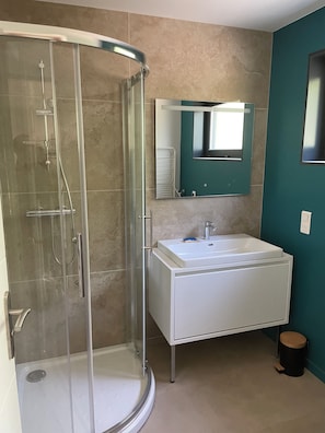 Douche, articles de toilette écologiques, sÚche-cheveux