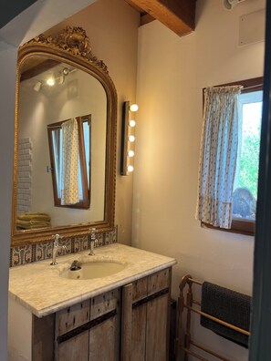 Douche, sèche-cheveux, serviettes fournies, papier toilette