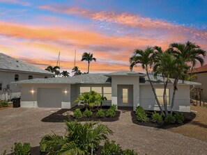 Exterior - ⛱️Private Pool, Pet Friendly | Canal Front | Tranquility Waters⛱️ (Fort Myers Beach)