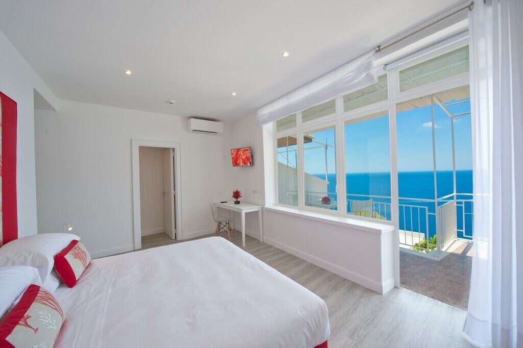 Habitación Deluxe con 1 cama doble o 2 individuales, vistas al mar | Caja fuerte, tabla de planchar con plancha, wifi gratis