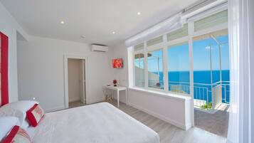 Habitación Deluxe con 1 cama doble o 2 individuales, vistas al mar | Caja fuerte, tabla de planchar con plancha, wifi gratis