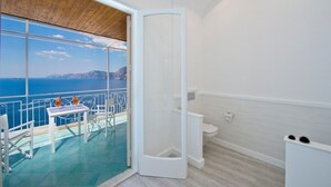A balcony with a view of the sea, a shower, and a toilet. - Il Corallo Praiano (Praiano)