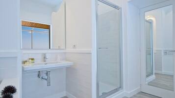 Deluxe-Doppel- oder -Zweibettzimmer, Meerblick | Badezimmer | Dusche, kostenlose Toilettenartikel, Haartrockner, Bademäntel