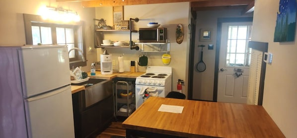Réfrigérateur, four à micro-ondes, surface de cuisson, cafetière-théière