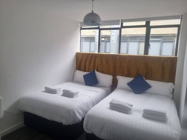 1 habitación, tabla de planchar con plancha, wifi y ropa de cama