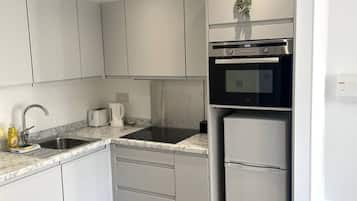 Een koelkast, een magnetron, een broodrooster