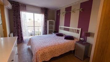 4 slaapkamers, een strijkplank/strijkijzer, wifi