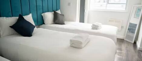 1 habitación, tabla de planchar con plancha, wifi y ropa de cama