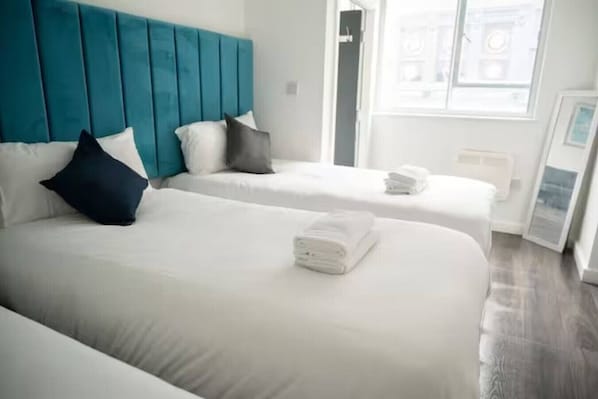 1 habitación, tabla de planchar con plancha, wifi y ropa de cama