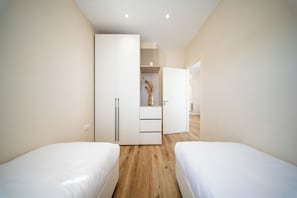 2 habitaciones, tabla de planchar con plancha, wifi y ropa de cama 