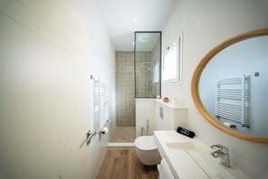 Dusche, Haartrockner, Handtücher, Seife