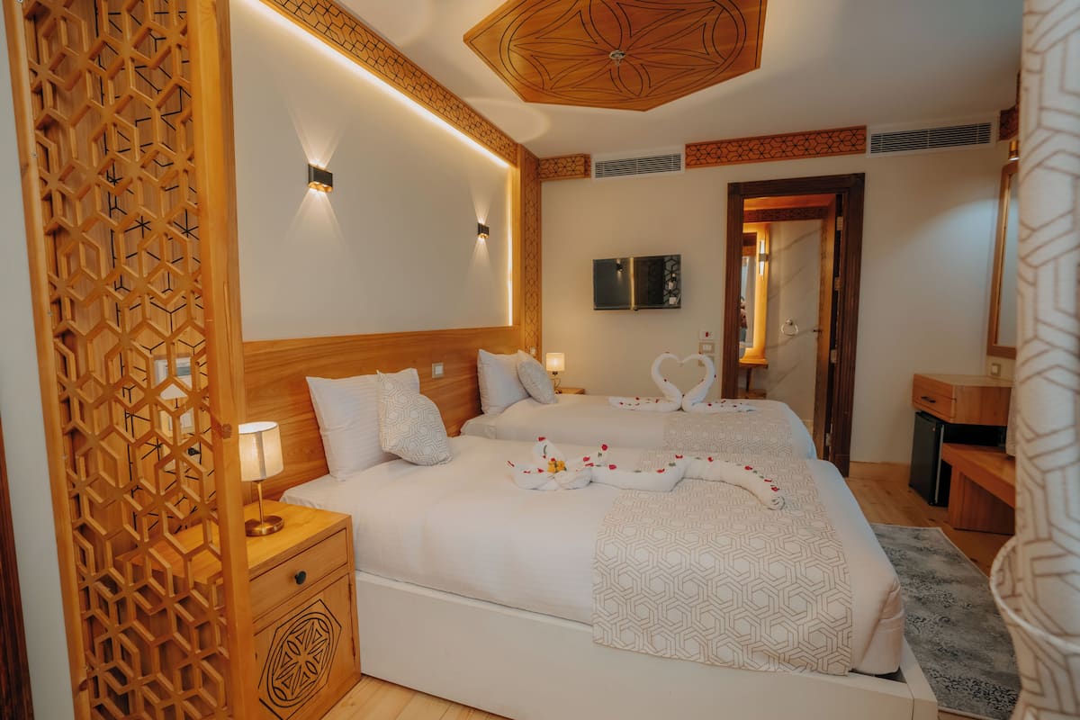 Junior Suite, Balcony, River View | Desk