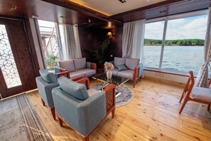 2 bars/lounges - Azhar Dahabiya Luxury Suites (Esna)