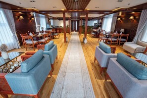 2 bars/lounges - Azhar Dahabiya Luxury Suites (Esna)