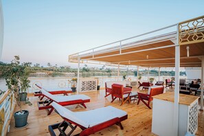 Outdoor spa tub - Azhar Dahabiya Luxury Suites (Esna)