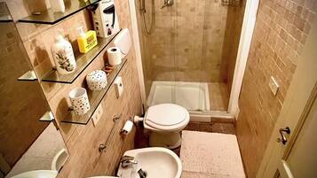 Een douche, een haardroger, een bidet, handdoeken