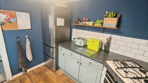 Kylskåp, mikrovågsugn, ugn och diskmaskin