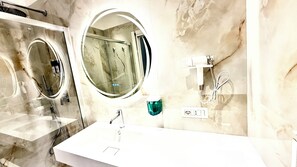 Dusche, Haartrockner, Bidet, Handtücher
