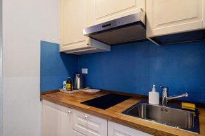 Jääkaappi, liesi, vedenkeitin, keittoastiat/astiat/ruokailuvälineet