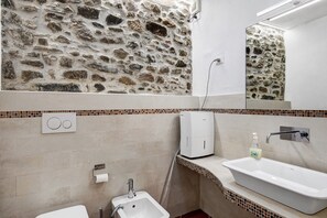 Suihku, hiustenkuivaaja, pyyhkeet