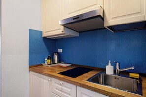 Kühlschrank, Herdplatte, Wasserkocher, Kochgeschirr/Geschirr/Besteck