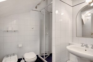 Een douche, een haardroger, handdoeken