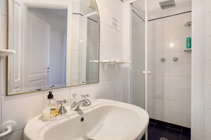 Dusche, Haartrockner, HandtĂŒcher
