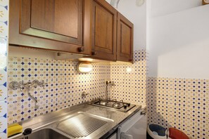 Kühlschrank, Herdplatte, Kochgeschirr/Geschirr/Besteck, Gewürze