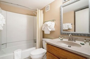 Hiustenkuivaaja, pyyhkeet, saippua, vessapaperi