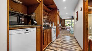 Geladeira, micro-ondas, lava-louças, cafeteira/chaleira