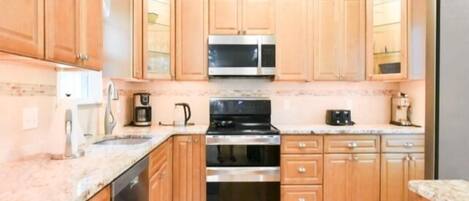 ثلاجة، ميكروويف، موقد طهي مسطح، غسالة أطباق