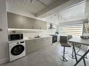 Geladeira, micro-ondas, fogão, cooktop