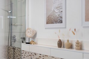 Shower, hair dryer, towels