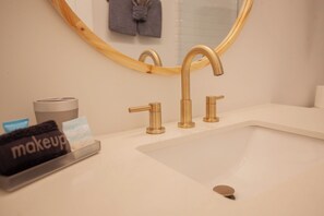 Chuveiro, toalhas de banho