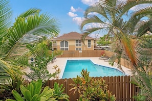 Pool - Summer Deal Kona Condo Walk to Beach Restaurants and Resort Pool (Kailua-Kona)