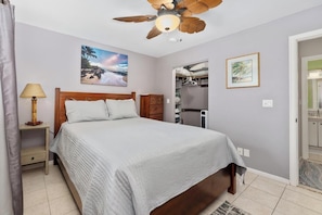 1 bedroom, iron/ironing board, free WiFi, bed sheets - Summer Deal Kona Condo Walk to Beach Restaurants and Resort Pool (Kailua-Kona)