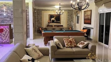 Televisión, chimenea y estéreo