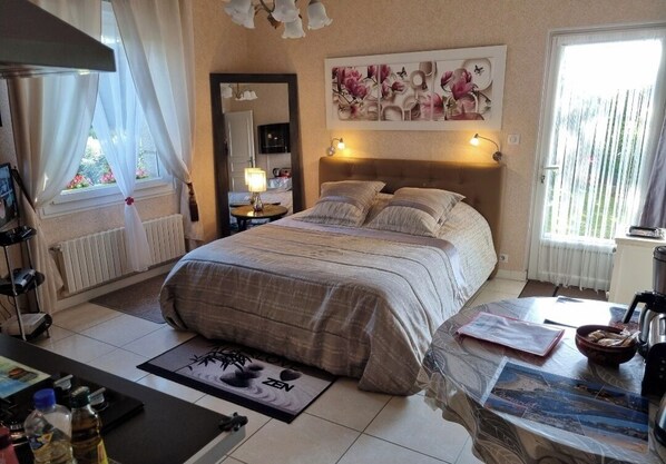 1 habitación, tabla de planchar con plancha, wifi y ropa de cama