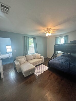 TV connectée, baby-foot, livres