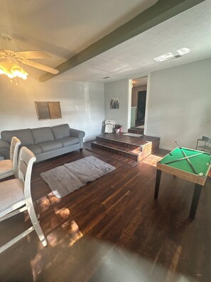 TV connectée, baby-foot, livres