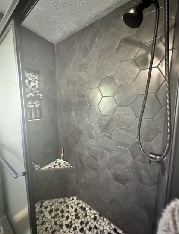 Dusche, Haartrockner, HandtĂŒcher, Seife