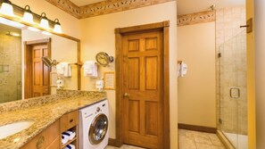 Dusche, Handtücher, Toilettenpapier