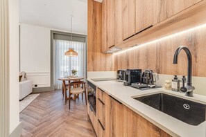Réfrigérateur, micro-ondes, four, plaque de cuisson