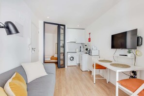 TV, offices - Stylish 2BR Duplex in Chiado, Central Lisbon (Lisboa)