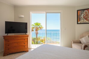 7 bedrooms, desk, iron/ironing board, travel cot