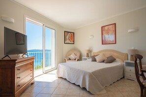 7 chambres, bureau, fer et planche à repasser, lit parapluie