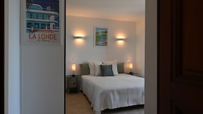 7 bedrooms, desk, iron/ironing board, travel crib