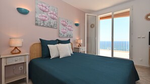 7 bedrooms, desk, iron/ironing board, travel crib