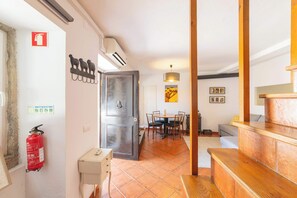 Télévision, cheminée, espaces bureaux